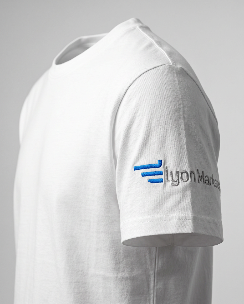 Franela blanca con logo bordado en la manga